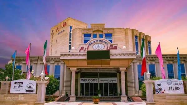 نمای بیرونی هتل ارم قشم