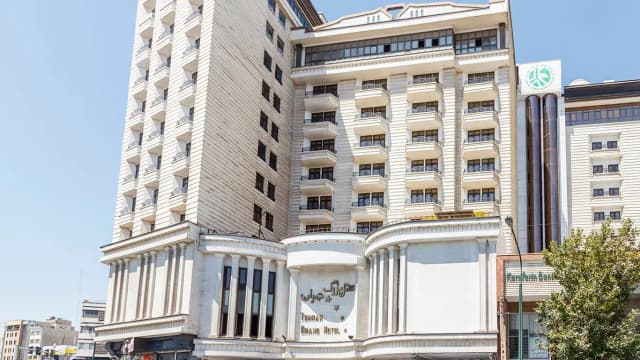 نمای اصلی هتل بزرگ تهران