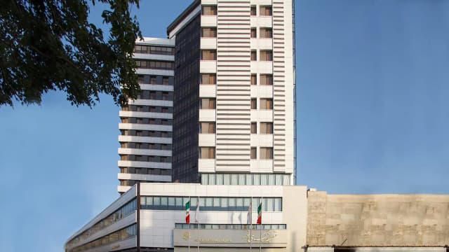 نمای بیرونی هتل سی نور مشهد