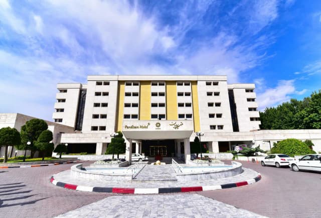 نمای اصلی هتل پردیسان مشهد