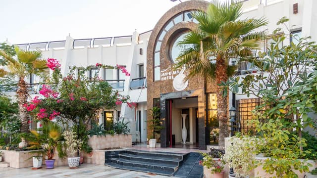 نمای اصلی هتل جام جم کیش