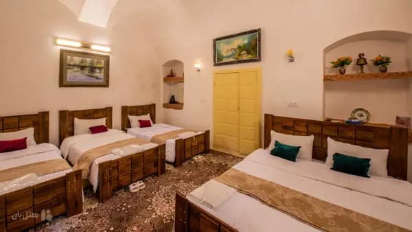 تصویر اتاق پنج تخته اقامتگاه سنتی خادمی کاشان اتاق پنج تخته در اقامتگاه سنتی خادمی کاشان