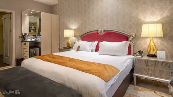 تصویر اتاق دو تخته دابل با چیدمان شیک هتل اسپیناس بلوار تهران چیدمان شیک اتاق دو تخته دابل در هتل اسپیناس بلوار تهران
