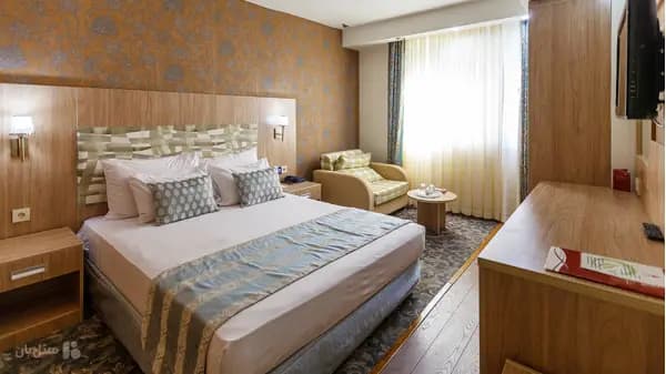 تصویر سوئیت سه نفره هتل پارسیان شیراز سوئیت سه نفره در هتل پارسیان شیراز