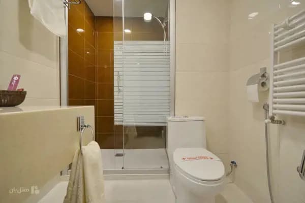 تصویر سرویس بهداشتی اتاق هتل ارگ شیراز سرویس بهداشتی اتاق در هتل ارگ شیراز