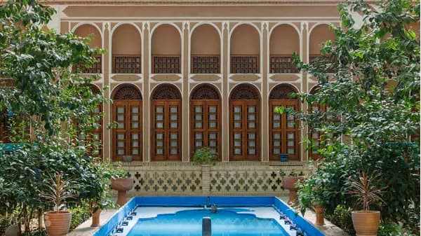 تصویر دکوراسیون داخلی هتل مظفر یزد محیط داخلی هتل مظفر یزد با معماری سنتی