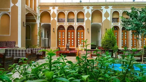 تصویر پنجرههای رنگی هتل مظفر یزد طراحی داخلی با پنجرههای رنگی در هتل مظفر یزد