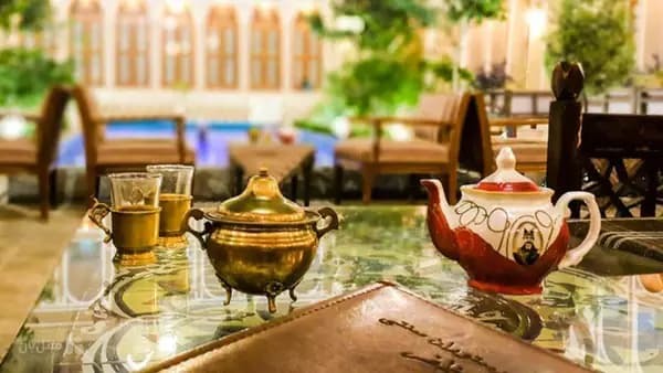 تصویر فضای نشیمن هتل مظفر یزد فضای نشیمن با دکوراسیون سنتی در هتل مظفر یزد