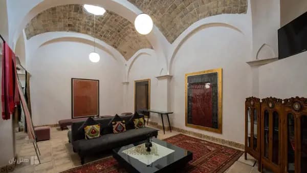 تصویر ترکیب رنگ و اشکال سنتی در فضای داخلی اقامتگاه سنتی خانه منوچهری کاشان ترکیب رنگ و اشکال سنتی در فضای داخلی اقامتگاه سنتی خانه منوچهری کاشان