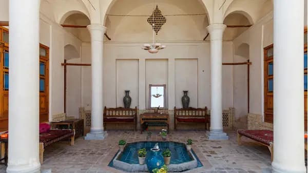 تصویر فضای داخلی اقامتگاه خانه مرشدی کاشان فضای داخلی اقامتگاه سنتی خانه مرشدی کاشان